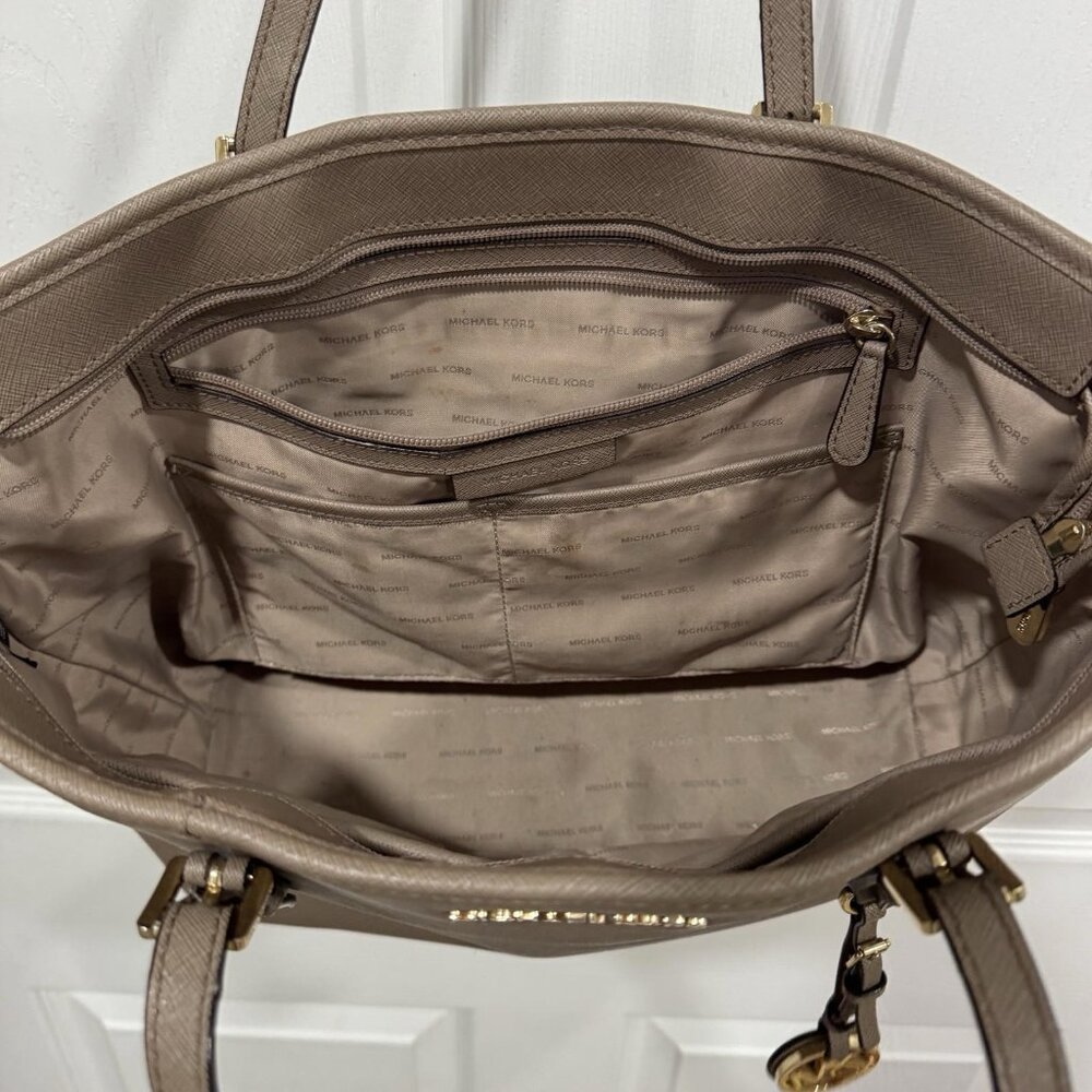 MICHAEL KORS Taupe Leather Jet Set Tote Bag Purse Vacation Brunch Spring‎ Summer - Picture 10 of 15